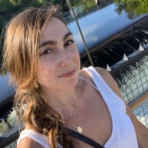 Meet your Posher, Larissa